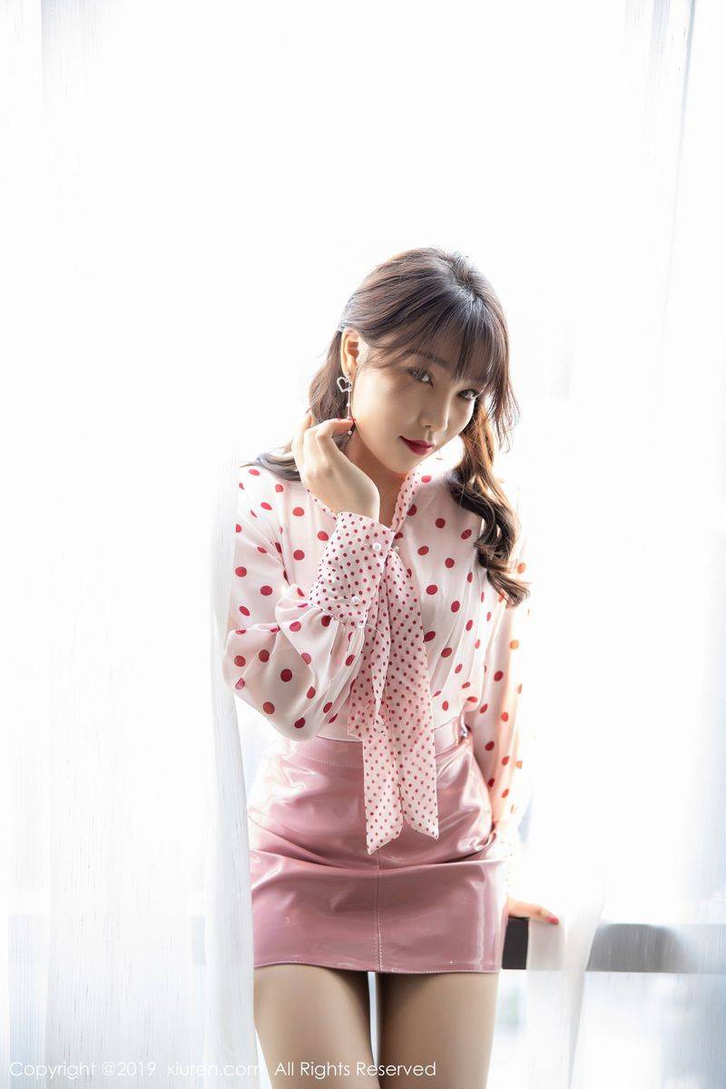 秀人网性感女神芝芝Booty粉丝职业OL装扮芊芊美腿如花写真-11