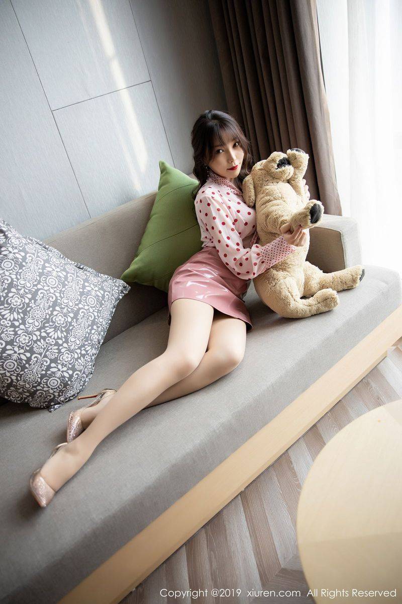 秀人网性感女神芝芝Booty粉丝职业OL装扮芊芊美腿如花写真-23