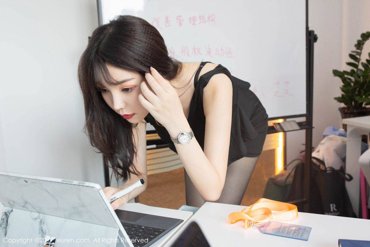 秀人网性感女神芝芝Booty办公室职场OL装扮娇艳动人主题写真-32