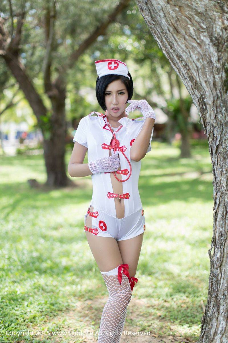 推女神美女模特娜依灵儿俏皮护士服泳池比基尼沙巴旅拍-20