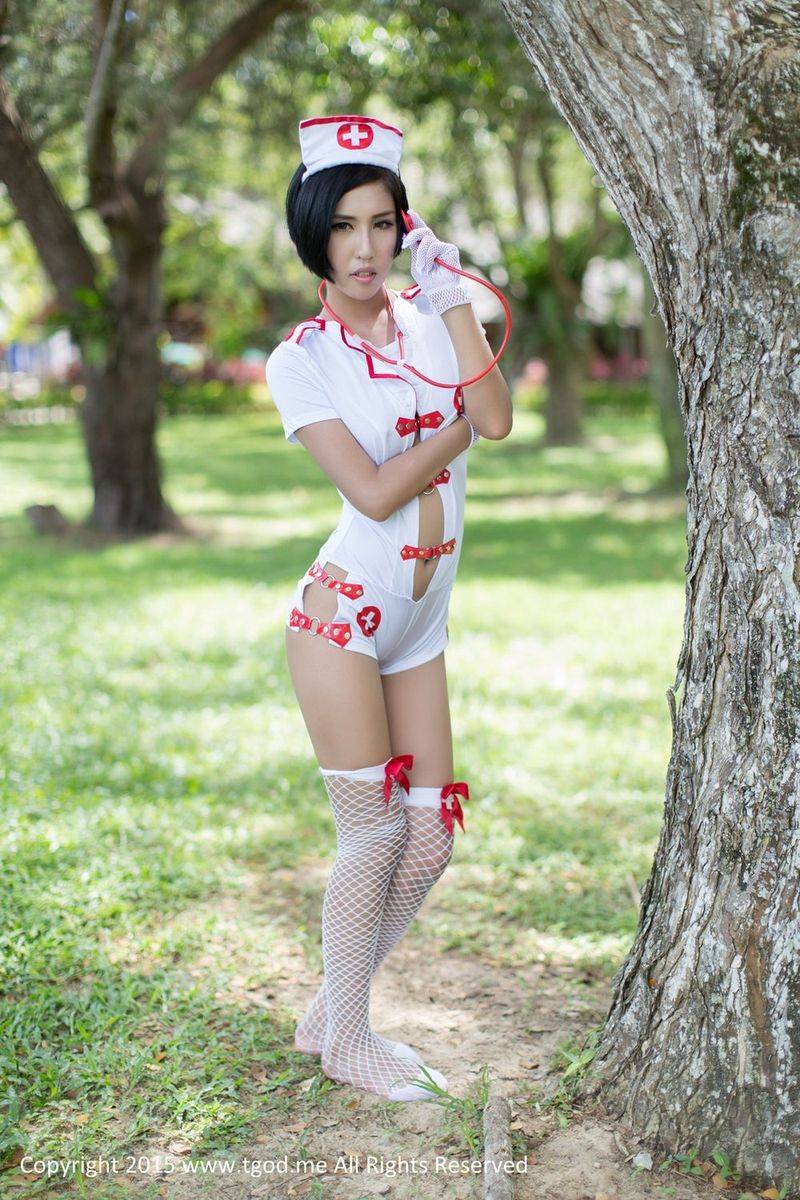 推女神美女模特娜依灵儿俏皮护士服泳池比基尼沙巴旅拍-21