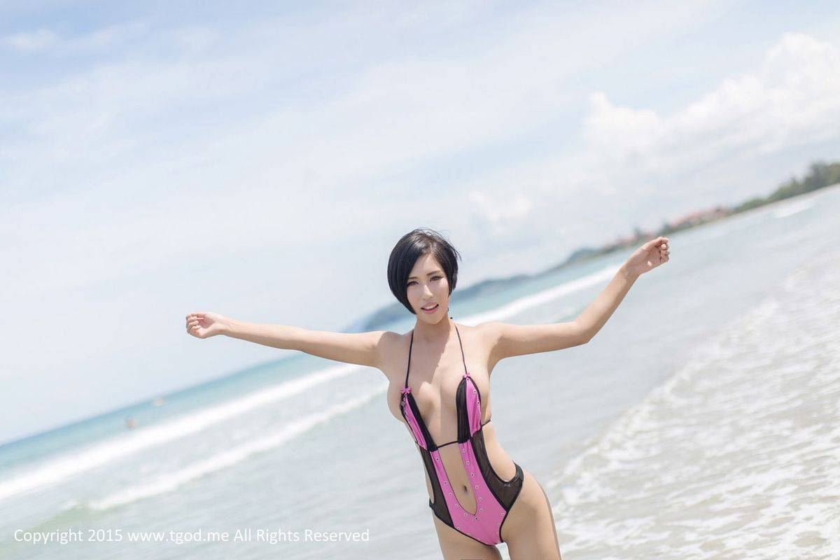 推女神美女模特娜依灵儿俏皮护士服泳池比基尼沙巴旅拍-42