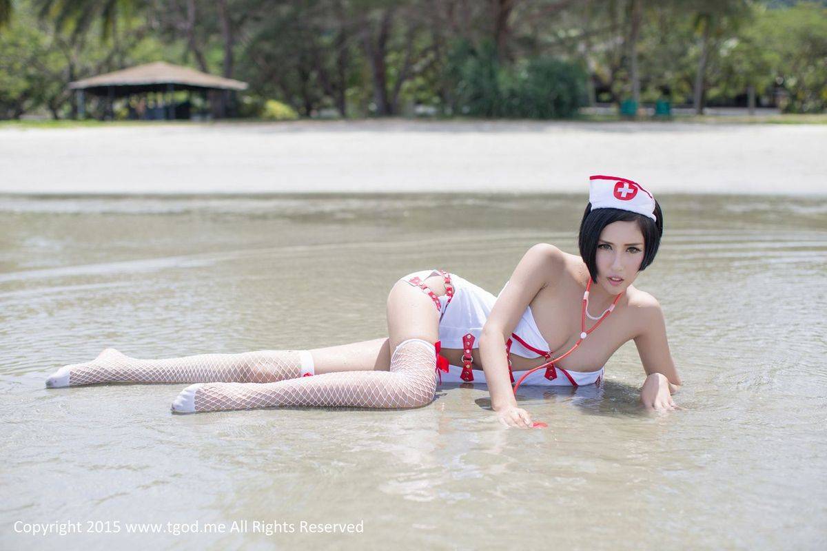 推女神美女模特娜依灵儿俏皮护士服泳池比基尼沙巴旅拍-47