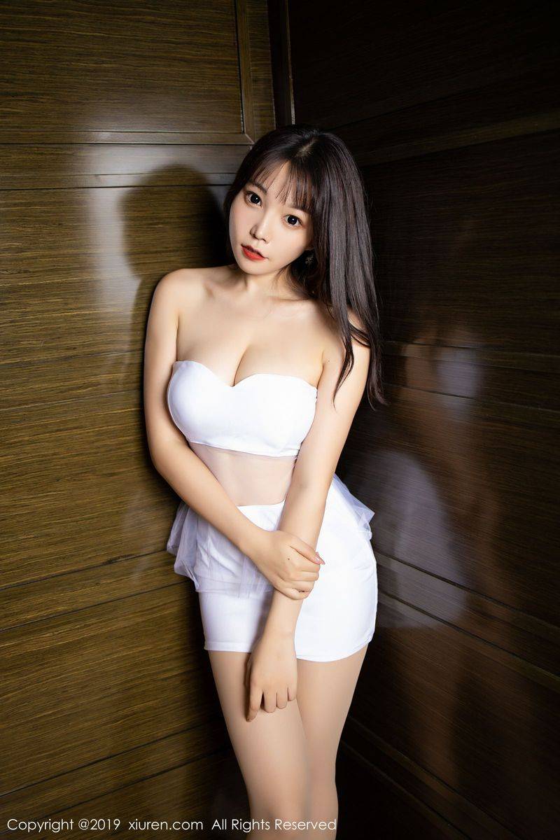 秀人网性感女神芝芝Booty束胸衣与芊芊美腿如花绽放写真-3