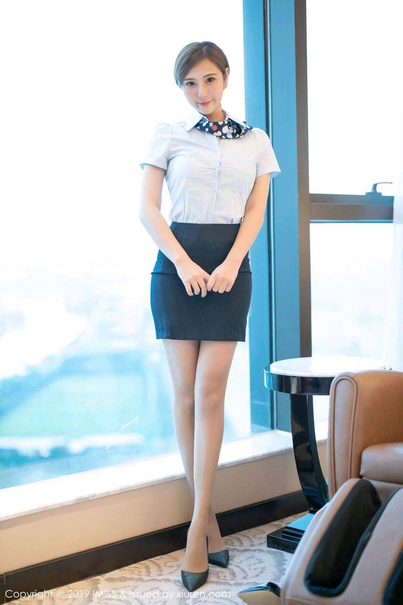 爱蜜社性感女神Lavinia肉职场OL装扮修长美腿内衣诱惑写真