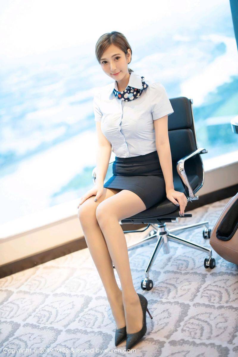 爱蜜社性感女神Lavinia肉职场OL装扮修长美腿内衣诱惑写真-3