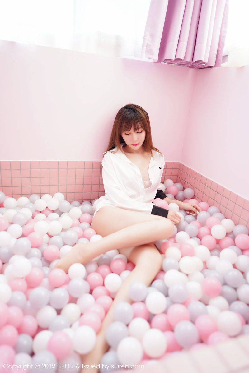 嗲囡囡新人模特程梓修长美腿白衬衫波波池首套性感写真