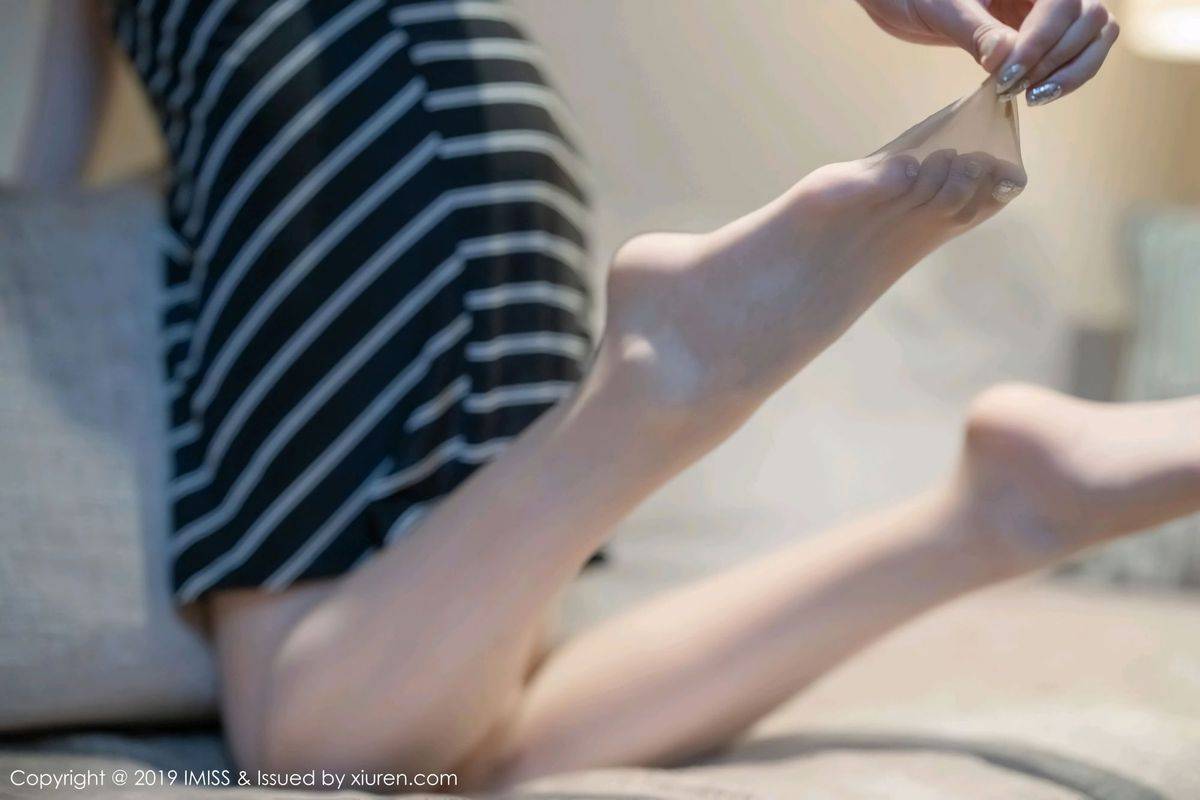 爱蜜社性感女神许诺Sabrina丝袜美腿职场OL装扮足量福利写真-59