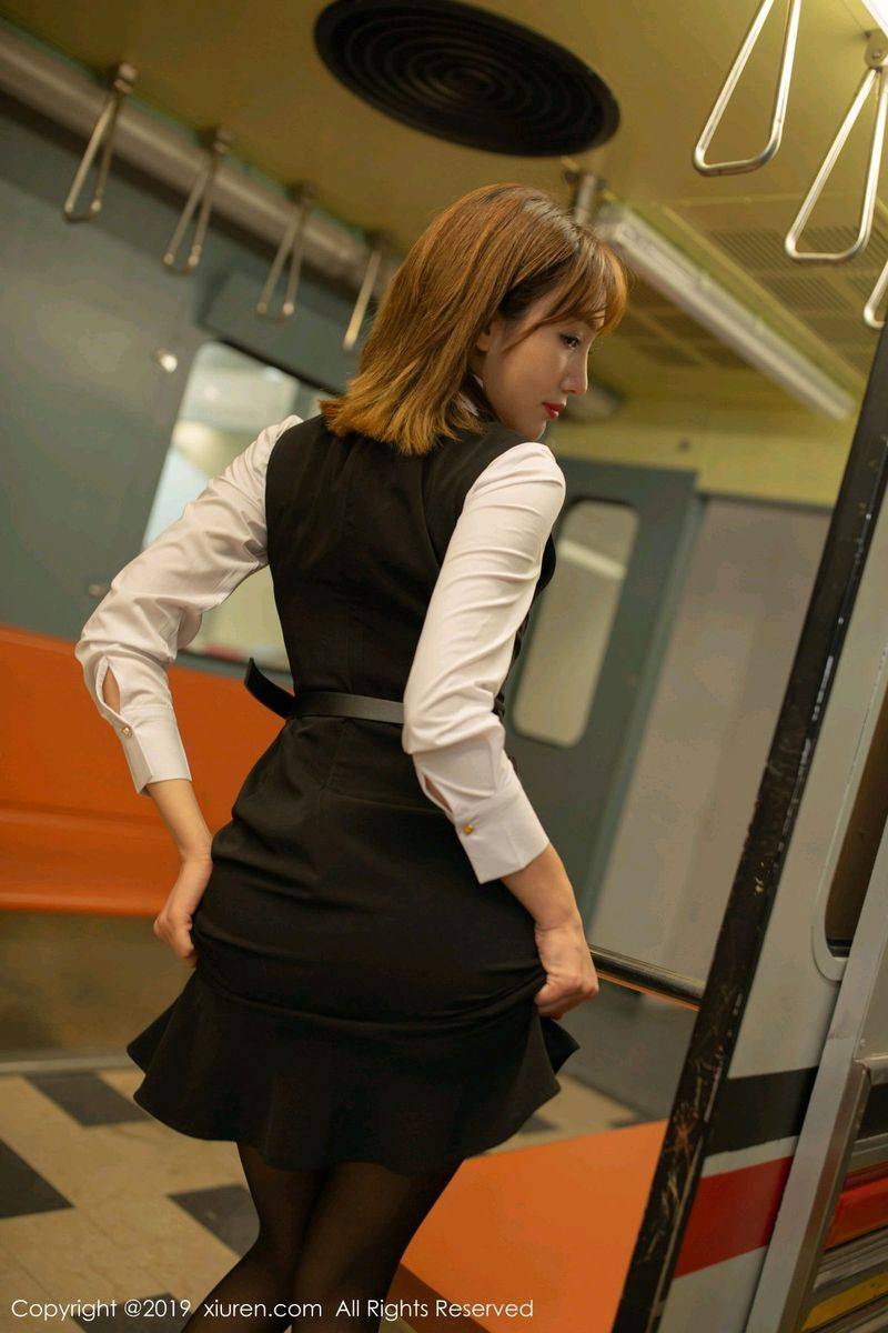 秀人网性感女神陆萱萱黑丝美腿内衣诱惑地铁通勤主题写真-7