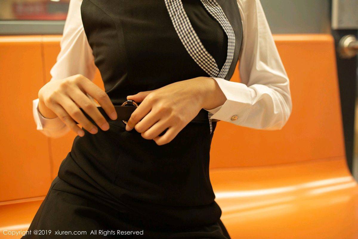 秀人网性感女神陆萱萱黑丝美腿内衣诱惑地铁通勤主题写真-98