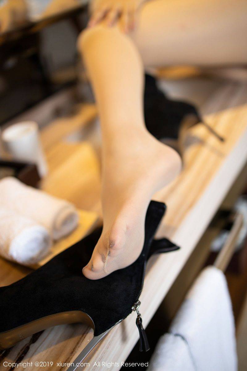 秀人网性感女神芝芝Booty诱人内衣与魅惑丝袜若隐若现写真-37