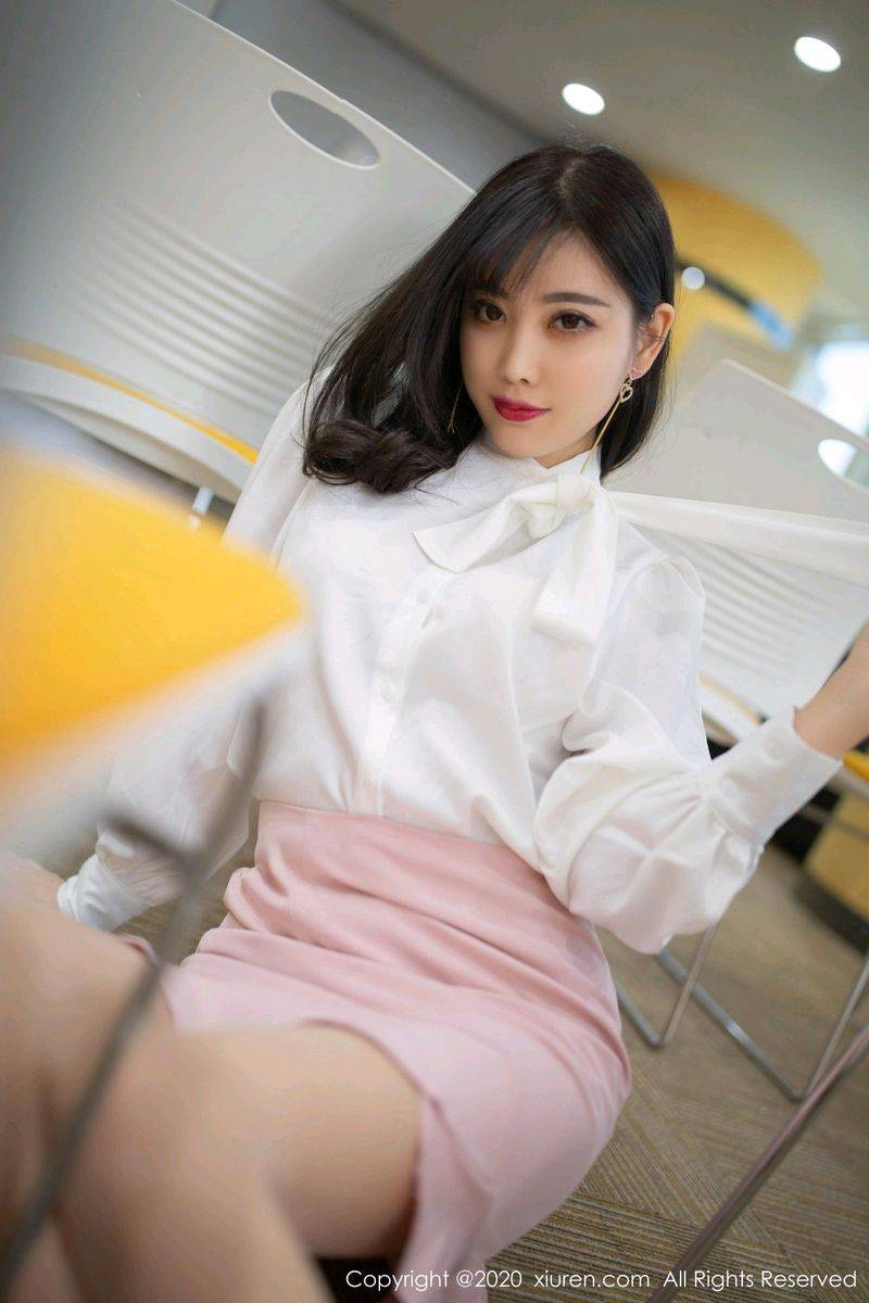 秀人网性感女神杨晨晨sugar丝袜美腿职场OL女记者主题写真-14