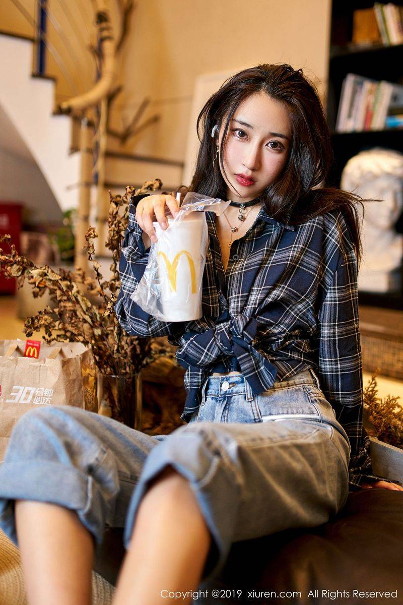 秀人网美女模特Betty林子欣三点式内衣与牛仔裤性感美图