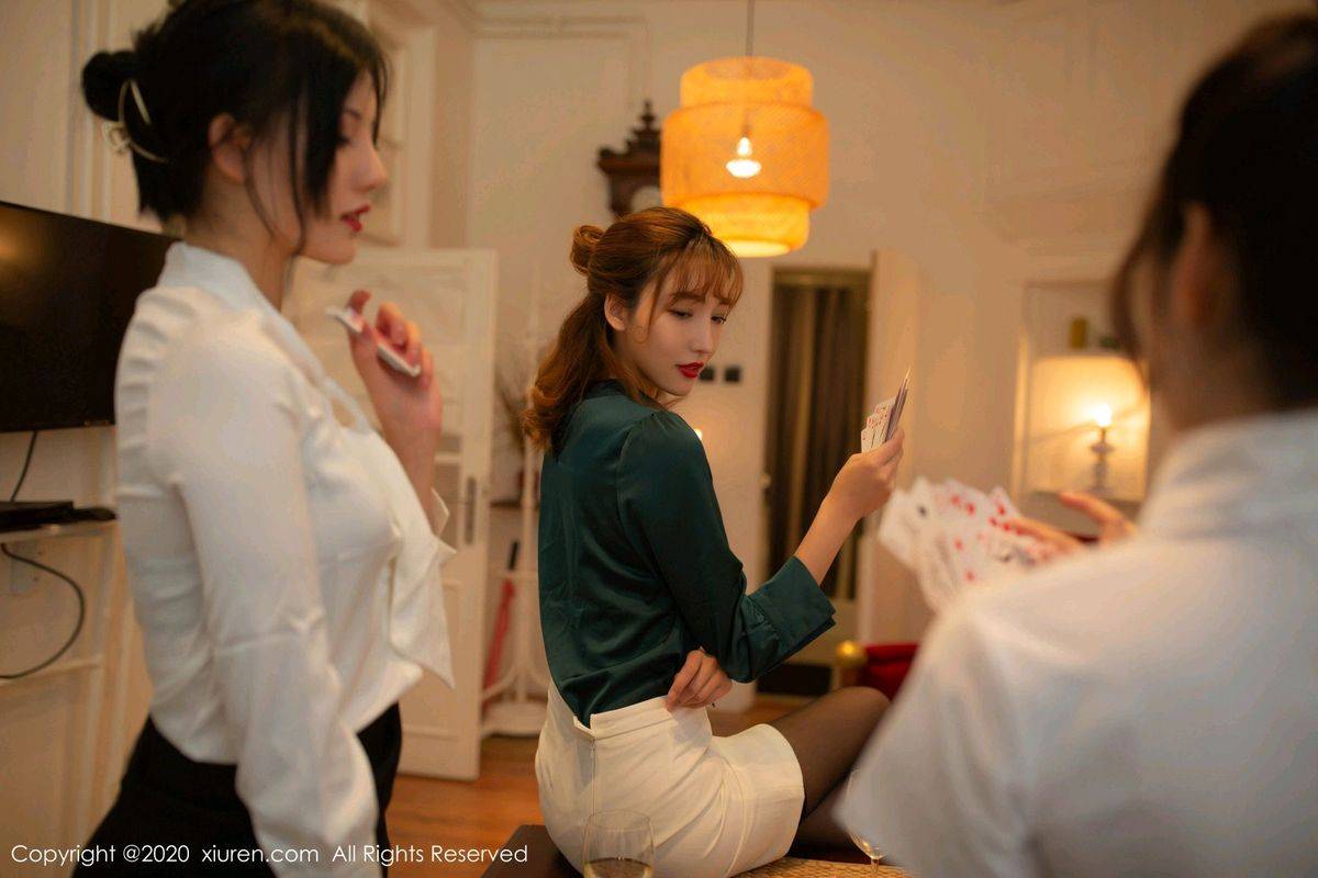 秀人网姐妹花陆萱萱&陶喜乐&就是阿朱啊酒店玩扑克性感写真-55