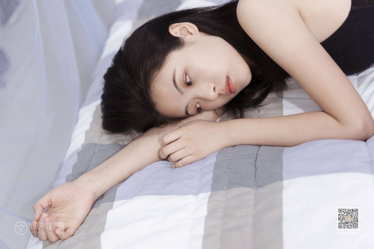 YALAYI雅拉伊美女模特含嫣修长美腿内衣诱惑室内私房写真-39