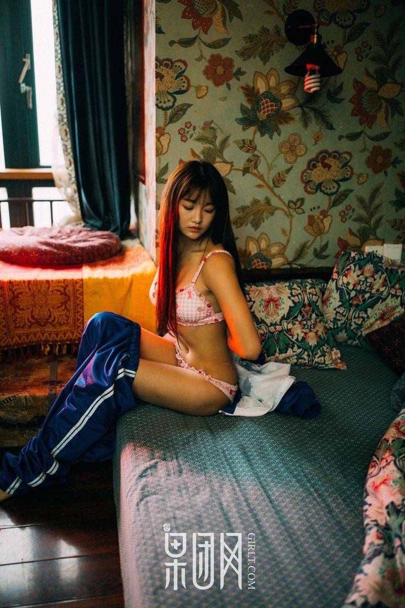 果团网美女模特被驯服的琪妹校服风情制服诱惑专辑写真-5