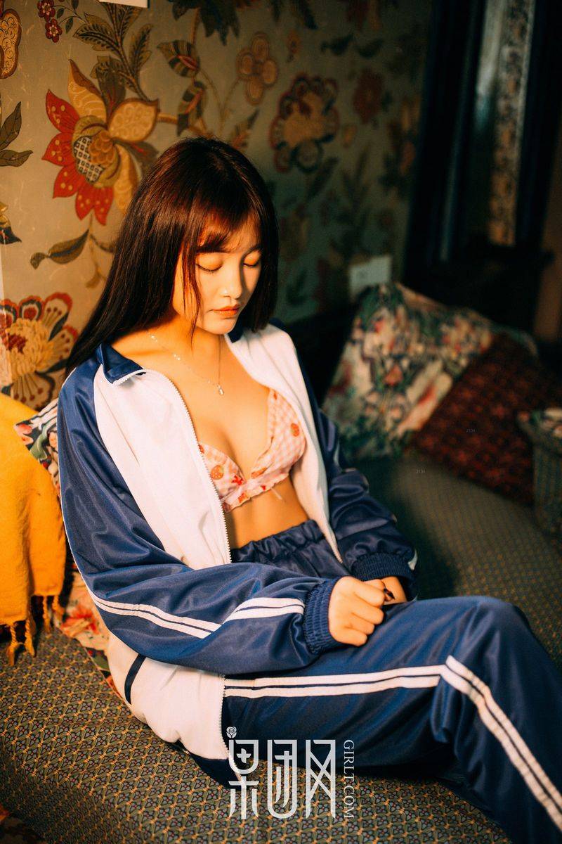 果团网美女模特被驯服的琪妹校服风情制服诱惑专辑写真-13