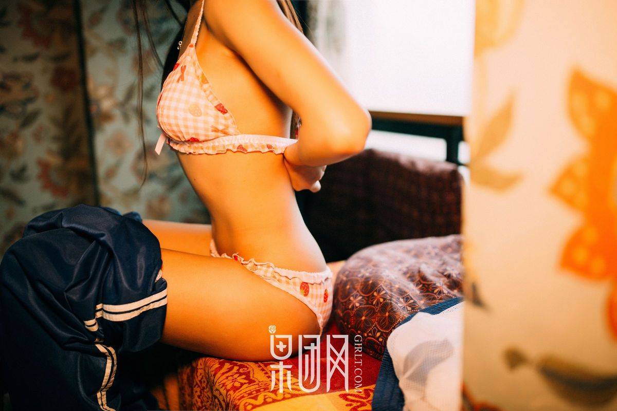 果团网美女模特被驯服的琪妹校服风情制服诱惑专辑写真-26