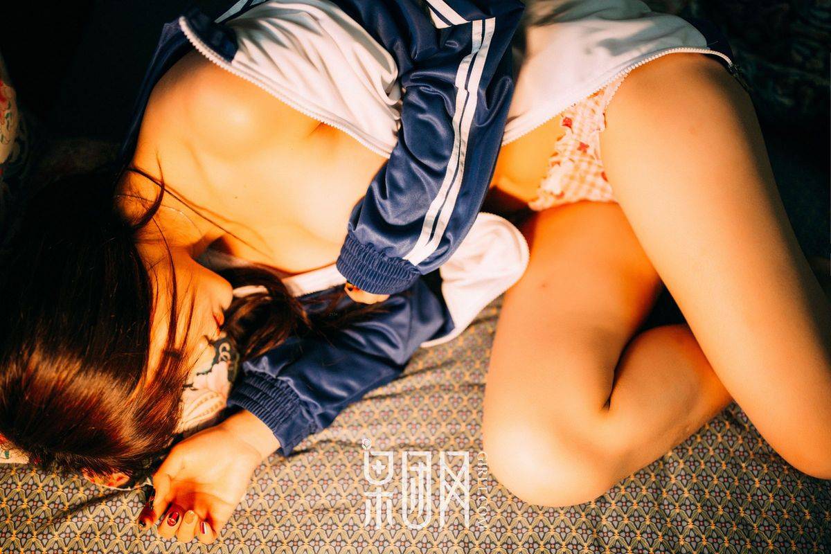 果团网美女模特被驯服的琪妹校服风情制服诱惑专辑写真-31