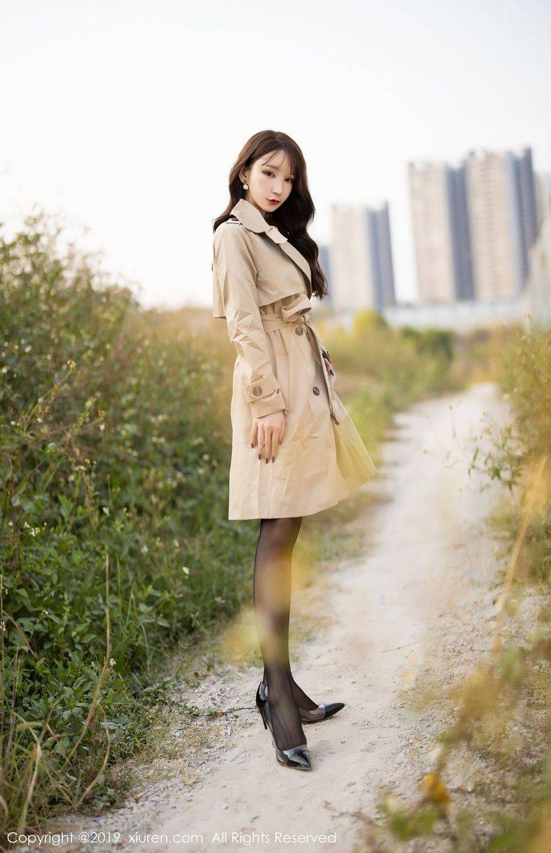 秀人网性感女神周于希Sandy黑丝美腿内衣诱惑户外实拍美图-2