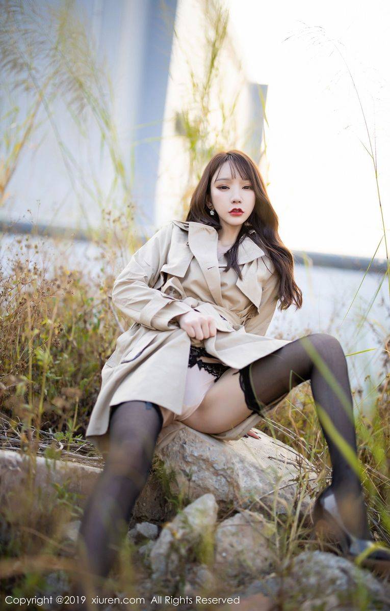 秀人网性感女神周于希Sandy黑丝美腿内衣诱惑户外实拍美图-18