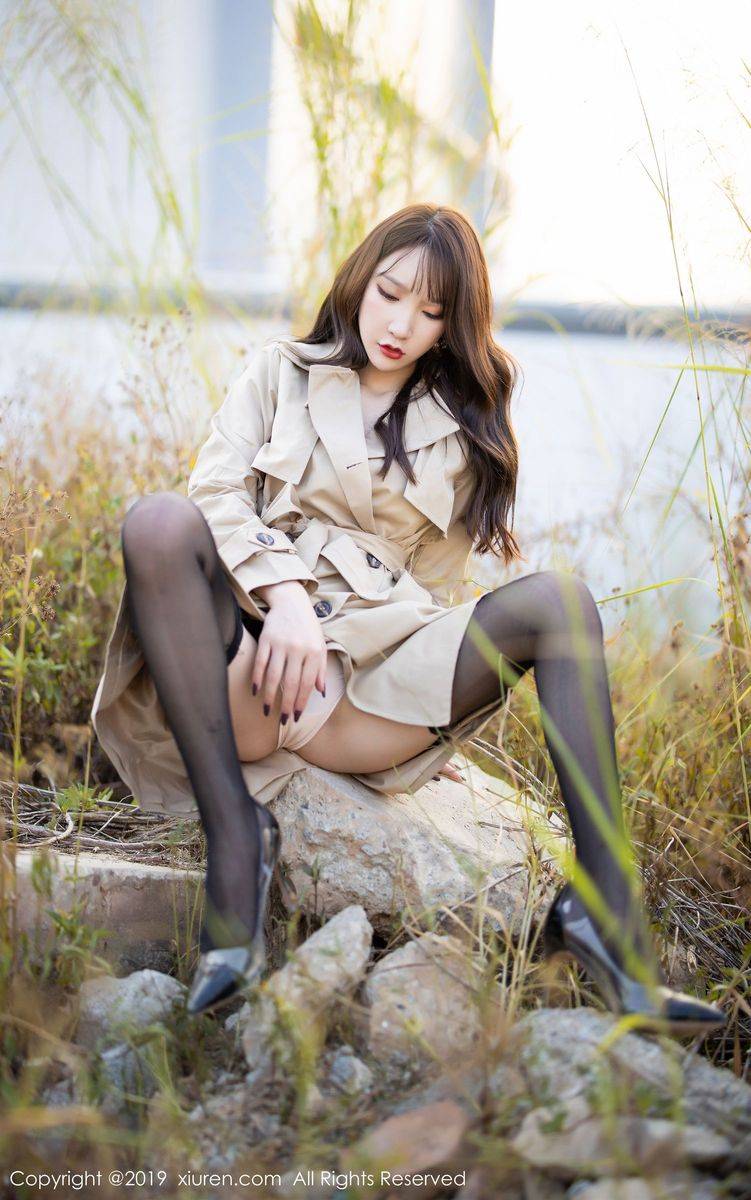 秀人网性感女神周于希Sandy黑丝美腿内衣诱惑户外实拍美图-21