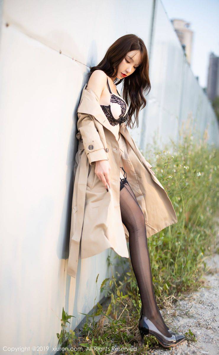 秀人网性感女神周于希Sandy黑丝美腿内衣诱惑户外实拍美图-82