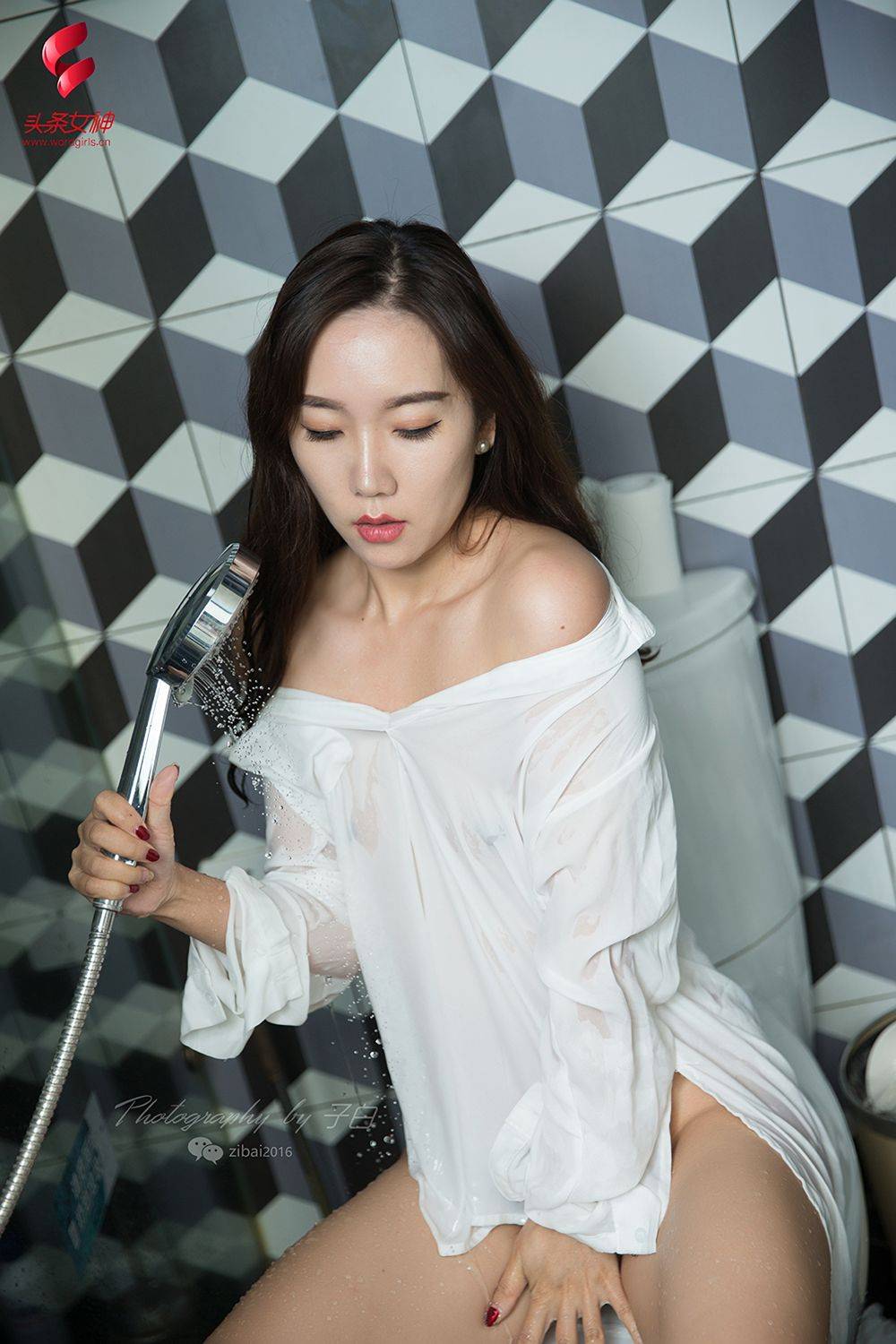 头条女神美女模特艾静香性感白衬衫修长美腿小家主题写真-9