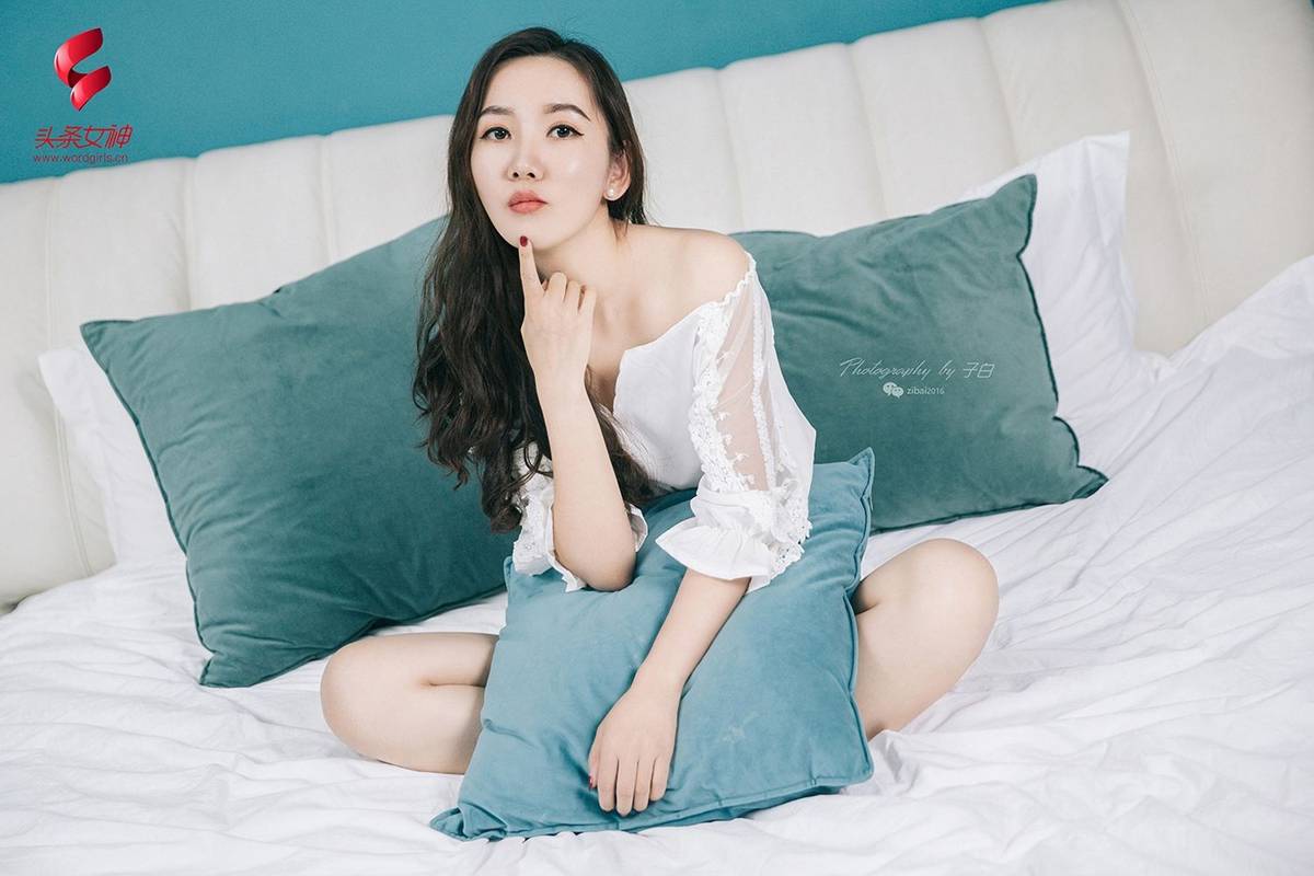 头条女神美女模特艾静香性感白衬衫修长美腿小家主题写真-17