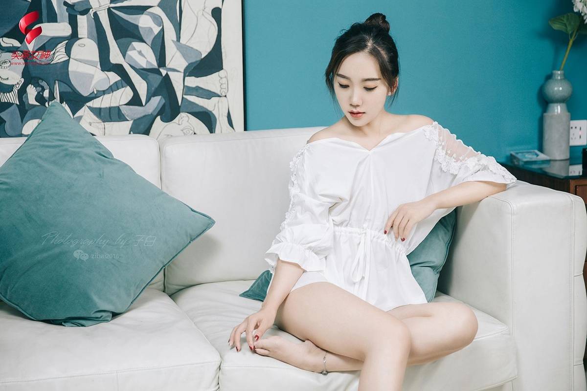 头条女神美女模特艾静香性感白衬衫修长美腿小家主题写真-26