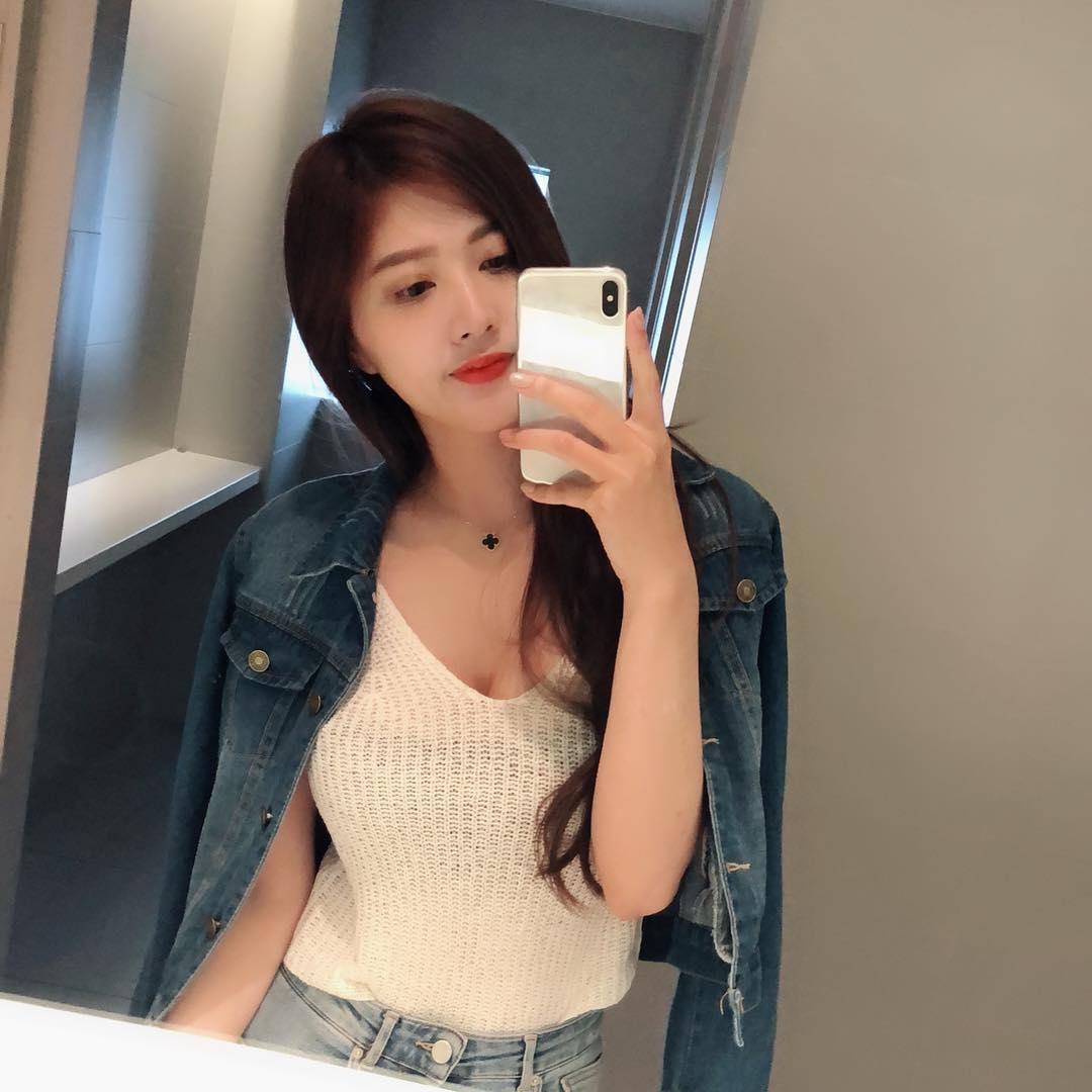 台湾美女正妹刘庭羽Doris波涛胸涌Ｗ形狀内衣诱惑气质写真