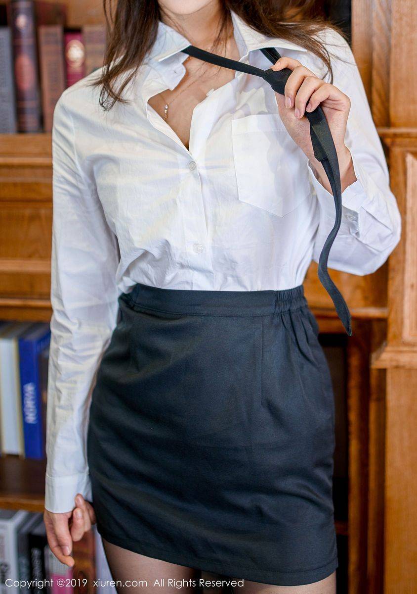 秀人网性感女神Betty林子欣白衬衫黑丝美腿职场OL主题写真-17