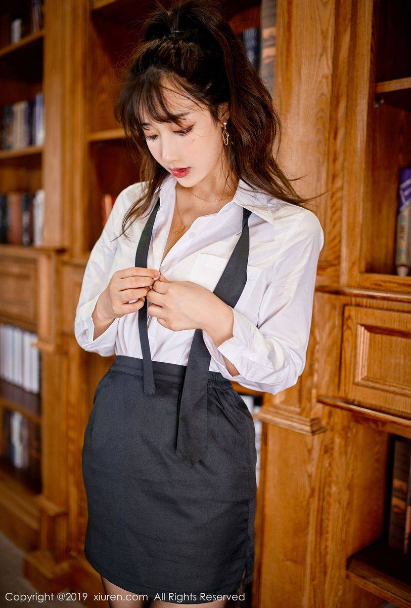 秀人网性感女神Betty林子欣白衬衫黑丝美腿职场OL主题写真-18