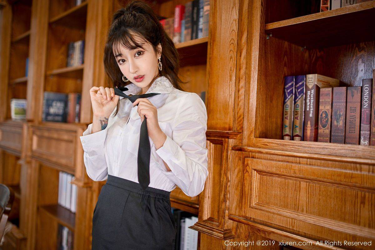 秀人网性感女神Betty林子欣白衬衫黑丝美腿职场OL主题写真-47