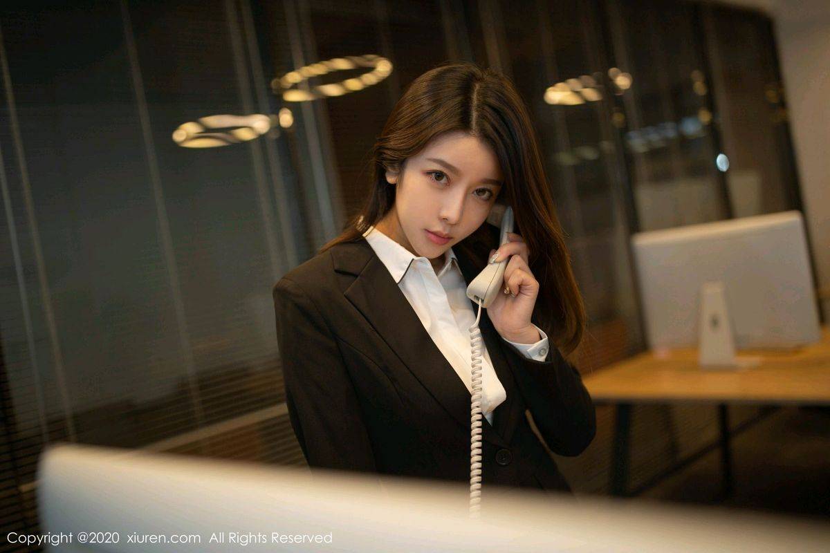 秀人网性感女神夏诗诗Sally办公室丝袜美腿职场OL装扮写真-60