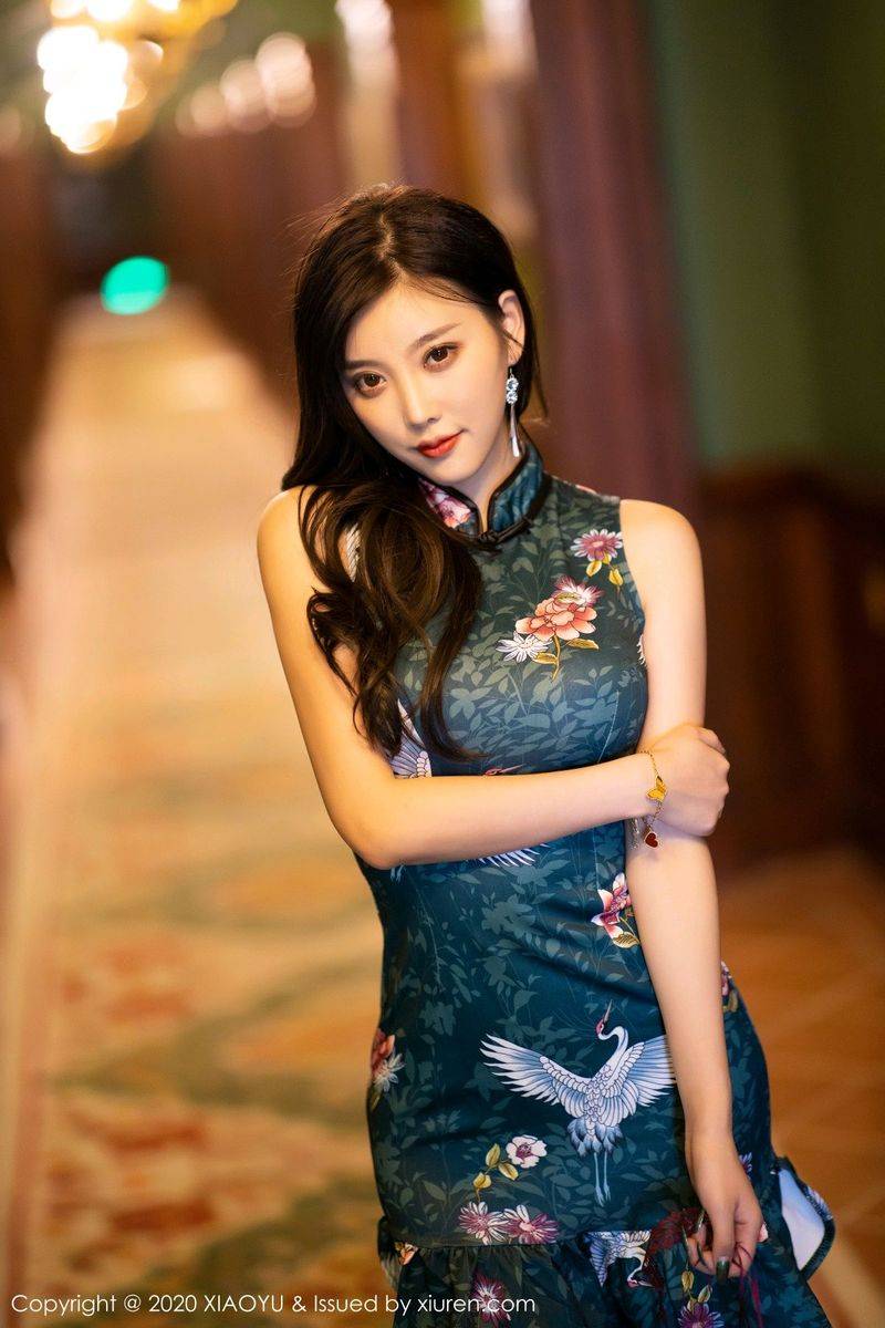 语画界性感女神杨晨晨sugar古典旗袍+高跟鞋系列周末大餐-16