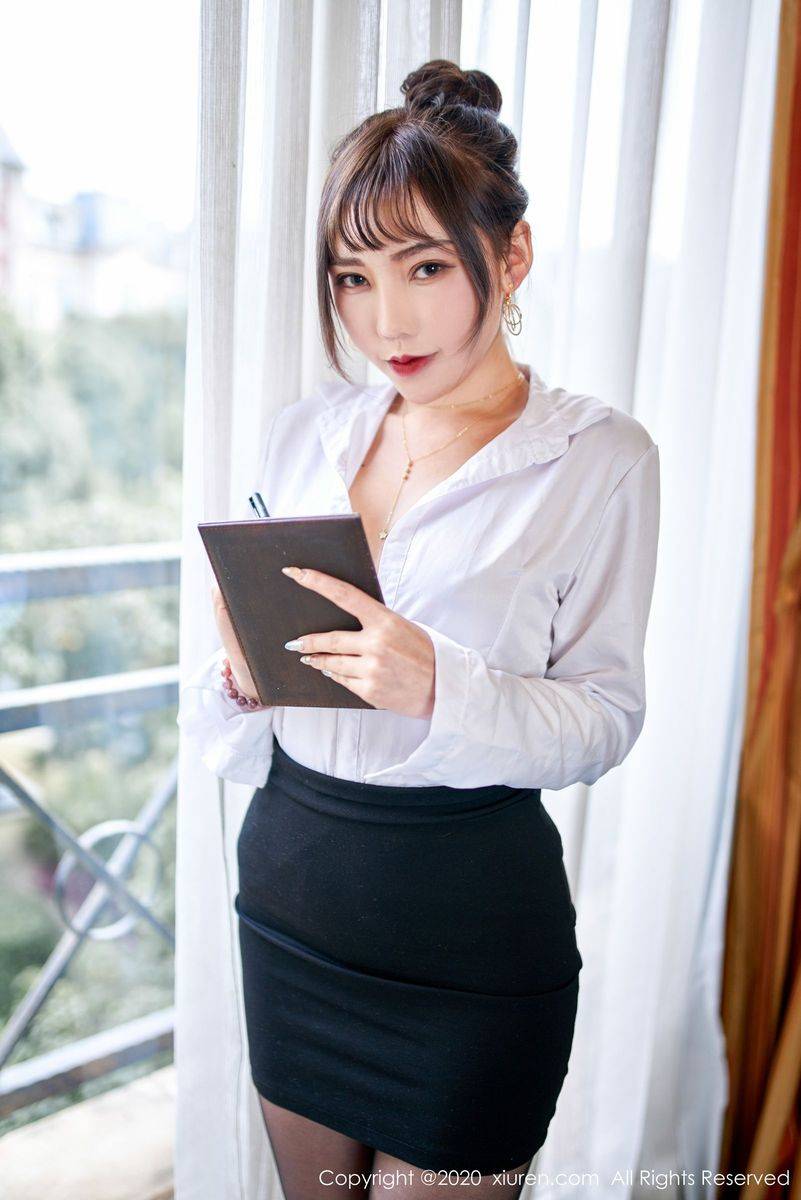 秀人网性感女神柴婉艺Averie黑丝美腿职场OL情趣透视套图