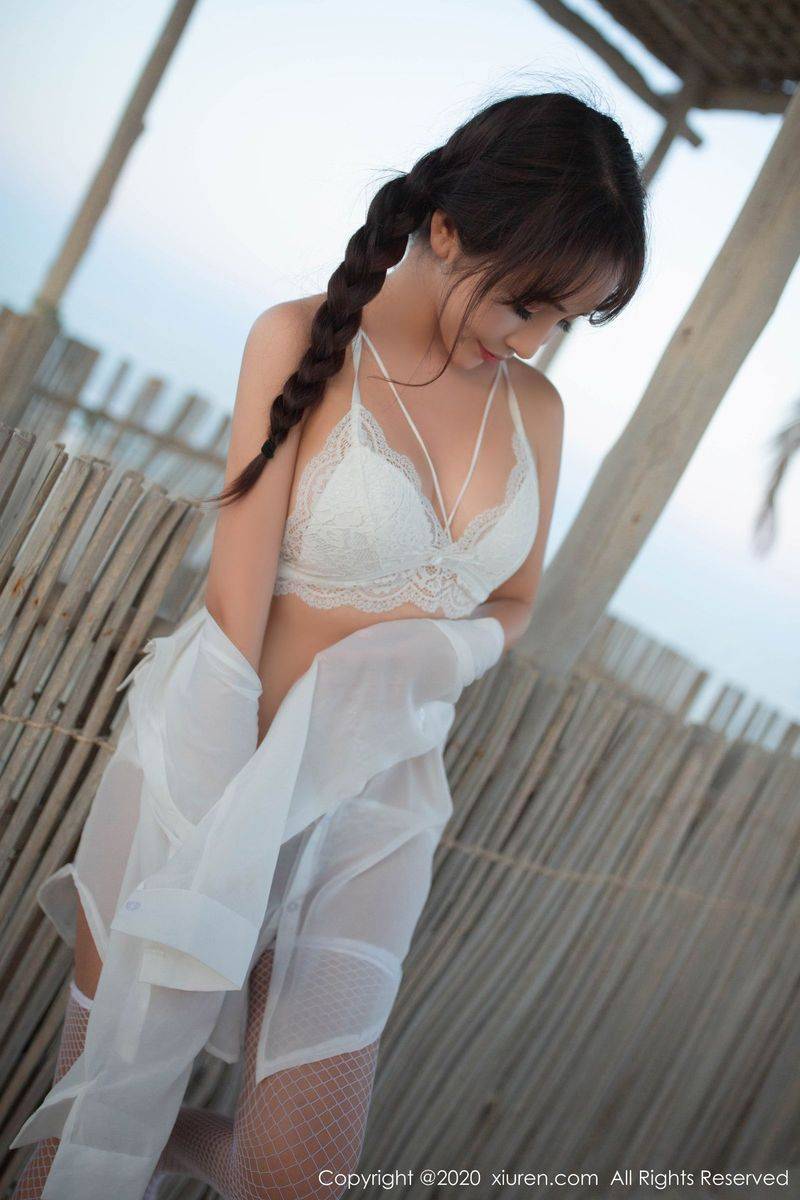 秀人网美女模特陶喜乐_lele沙滩白衬衫网袜外拍系列东欧旅拍-17