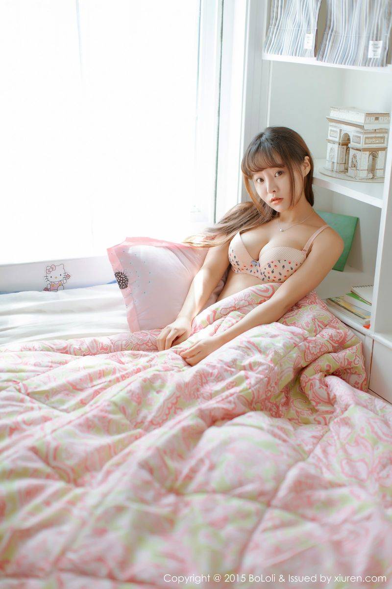 波萝社美女模特柳侑绮性感小内衣+白色吊带睡衣私房写真