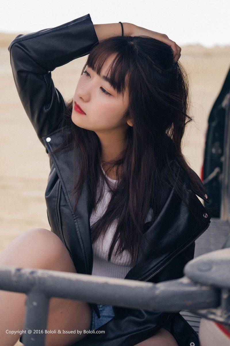 Kimoe激萌文化萌妹子周闻牛仔热裤机车美腿系列沙漠旅拍-20