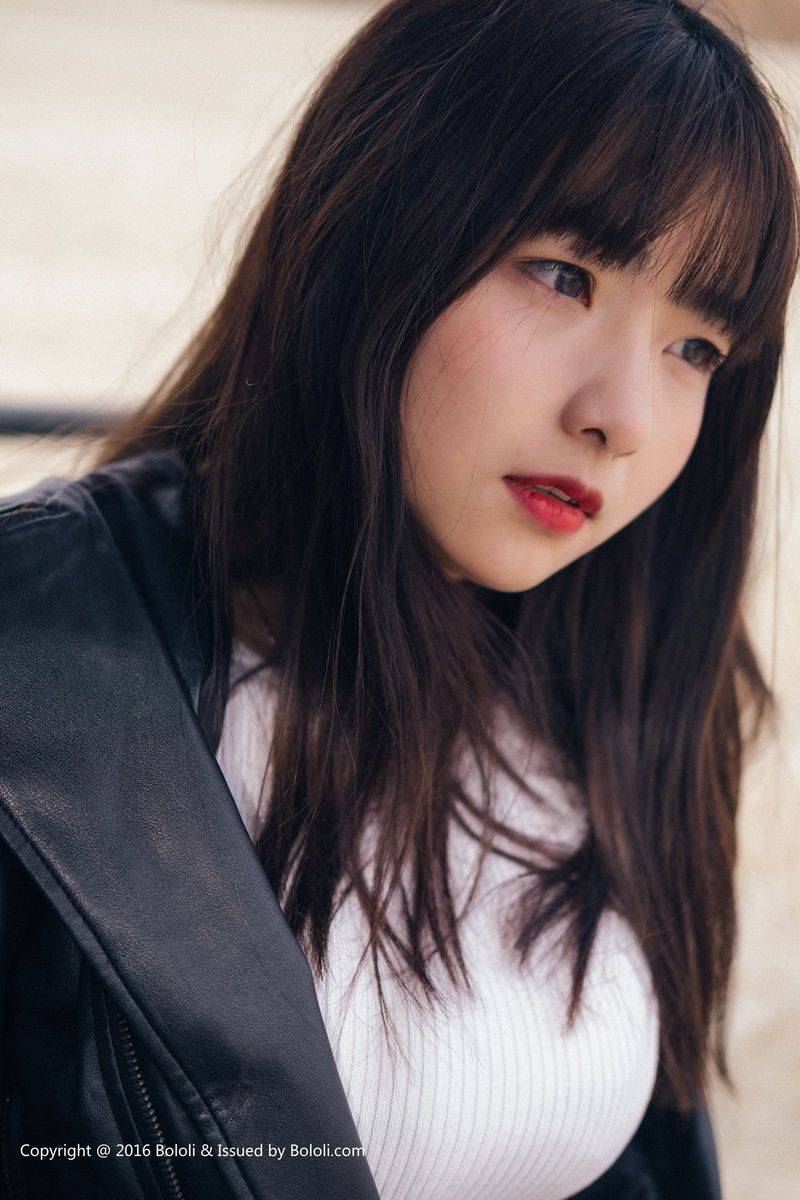 Kimoe激萌文化萌妹子周闻牛仔热裤机车美腿系列沙漠旅拍-18