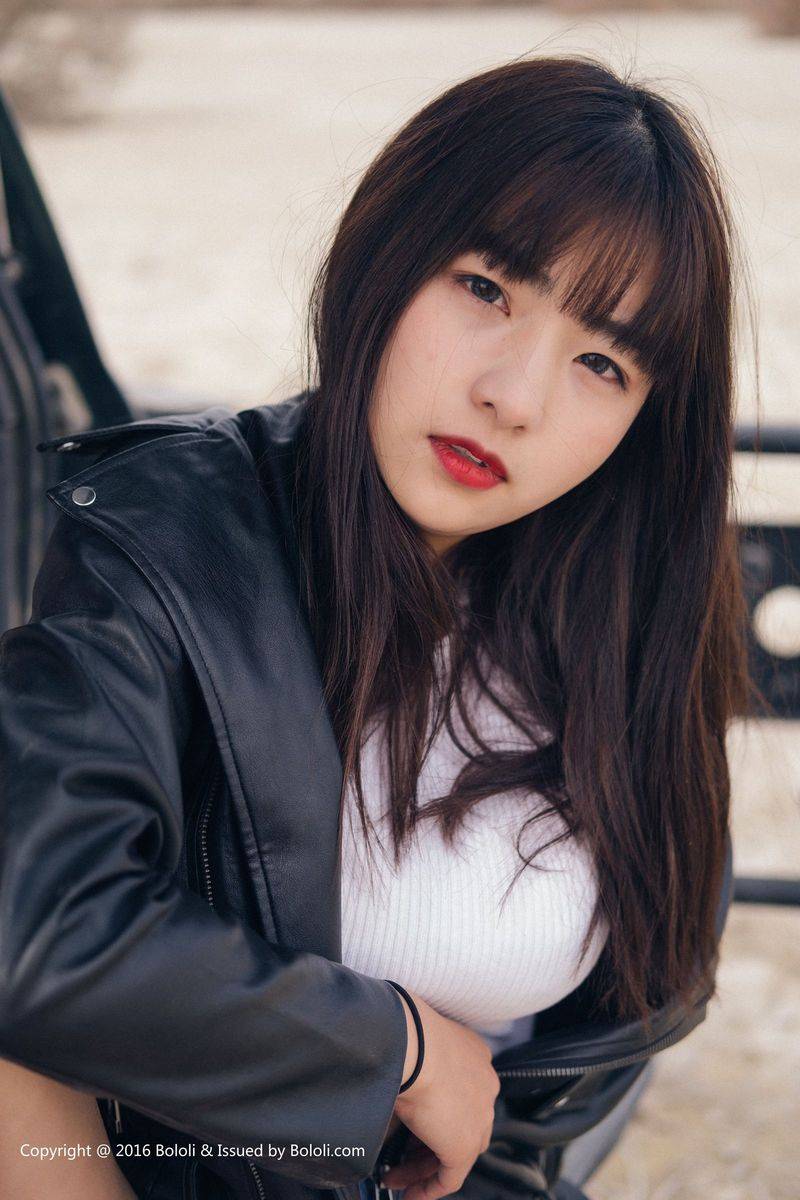 Kimoe激萌文化萌妹子周闻牛仔热裤机车美腿系列沙漠旅拍-22