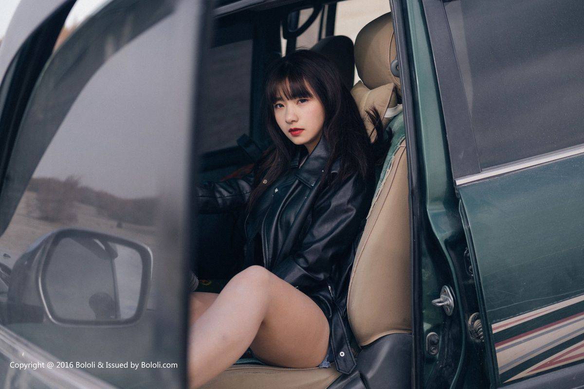 Kimoe激萌文化萌妹子周闻牛仔热裤机车美腿系列沙漠旅拍-25