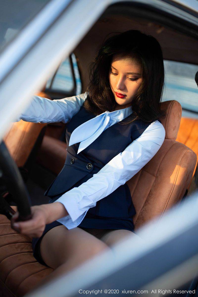 秀人网性感女神就是阿朱啊变身餐厅经理全新制服丝袜写真-15