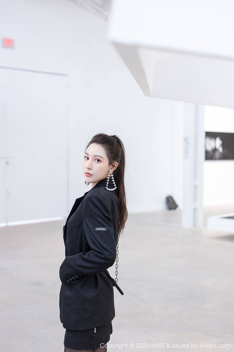 爱蜜社性感女神Lynn刘奕宁高挑身材丝袜美腿迷人气质写真-15