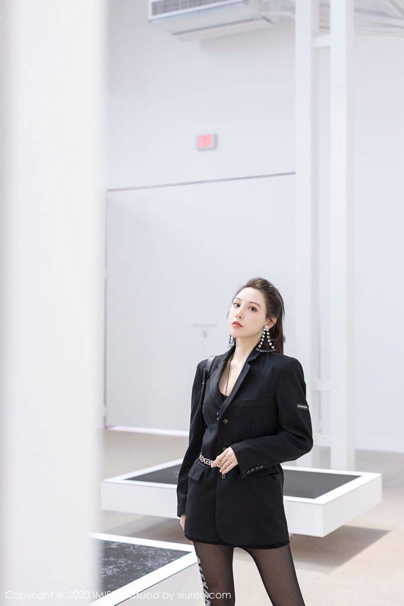 爱蜜社性感女神Lynn刘奕宁高挑身材丝袜美腿迷人气质写真-22