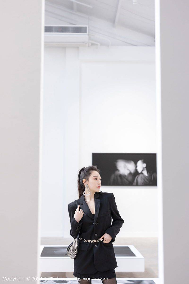 爱蜜社性感女神Lynn刘奕宁高挑身材丝袜美腿迷人气质写真-23