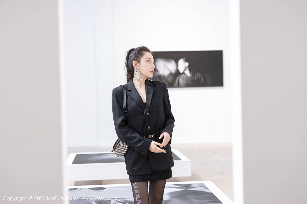 爱蜜社性感女神Lynn刘奕宁高挑身材丝袜美腿迷人气质写真-24