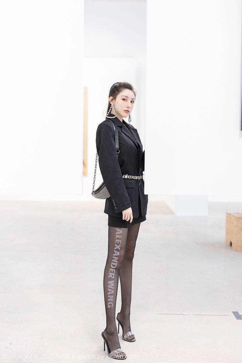 爱蜜社性感女神Lynn刘奕宁高挑身材丝袜美腿迷人气质写真-27