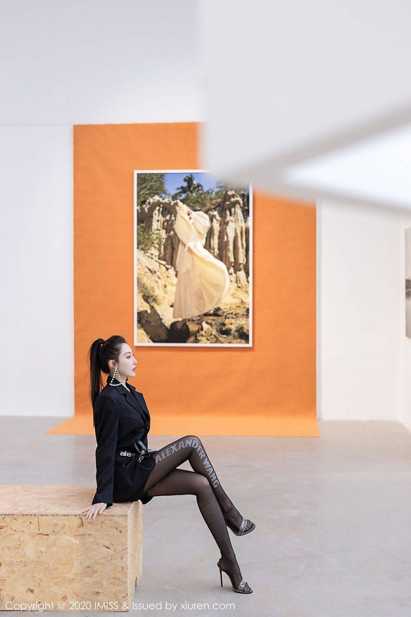 爱蜜社性感女神Lynn刘奕宁高挑身材丝袜美腿迷人气质写真-33